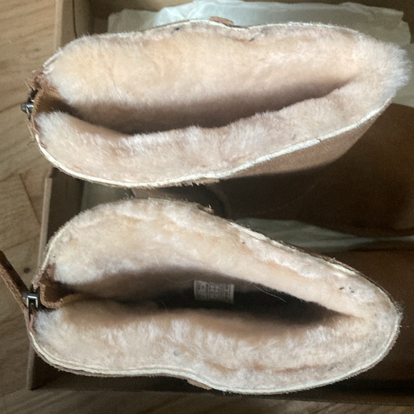 Good used condition UGG Classic Short - Picture 2 of 10